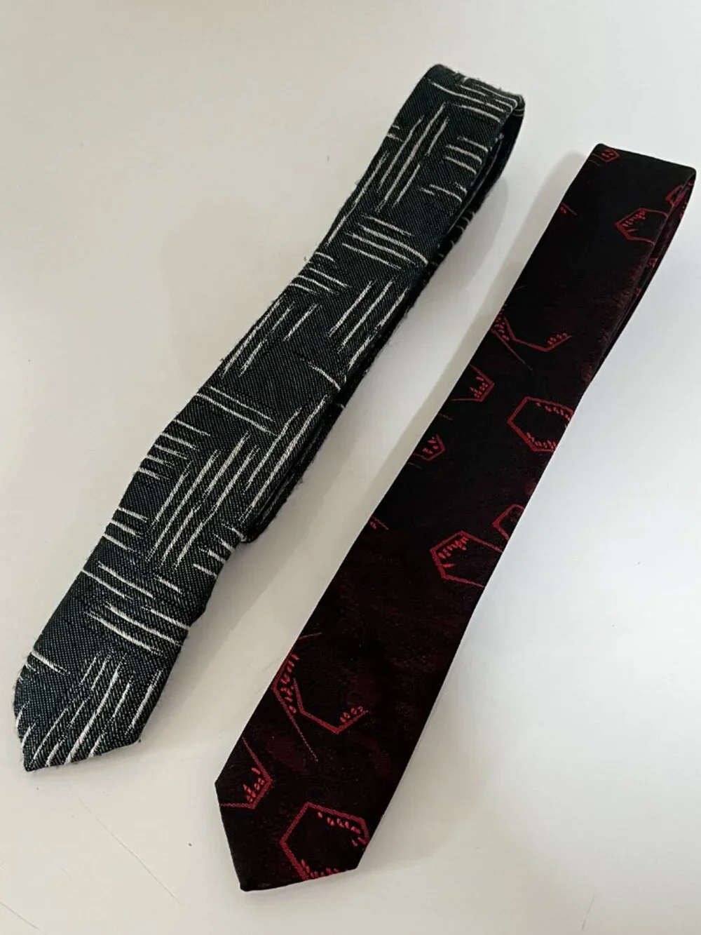 STRING BEANS Lot of 2 SKINNY Vintage Red & Green NECKTIES/PREOWNED